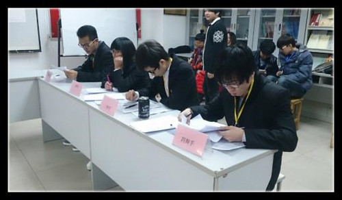 辩手们在做最后的赛前准备。-北大青鸟洛阳融科