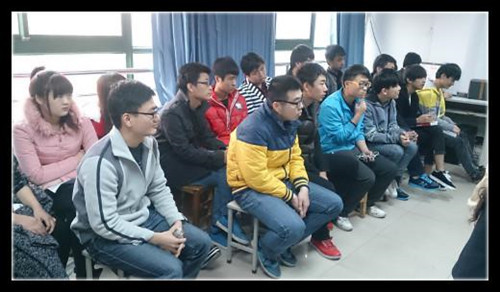 小伙伴们仔细观看辩手们的精彩表现。-北大青鸟洛阳融科