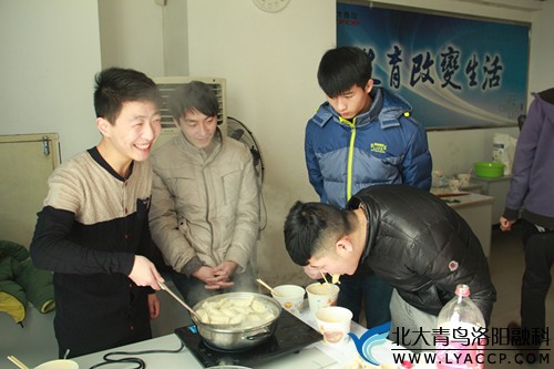 不够吃的小伙伴，锅里还有饺子，赶紧来，速度。-北大青鸟洛阳融科
