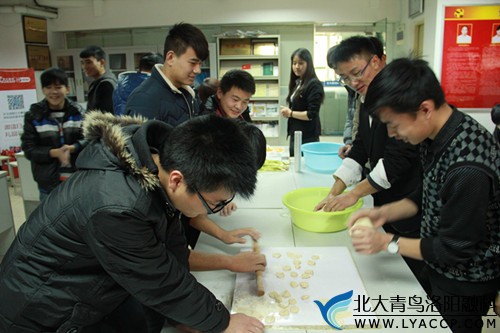 面和好了，饺子馅也拌匀了，开始擀饺子皮吧。（为什么我擀出来的饺子皮不圆？谁能告诉我？）-北大青鸟洛阳融科