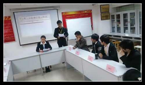 评委老师肯定了辩手们的精彩表现，对辩手们的表现做出点评，并提出了中肯的建议，期待进入复赛的选手能再接再厉，取得更好的成绩。-北大青鸟洛阳融科