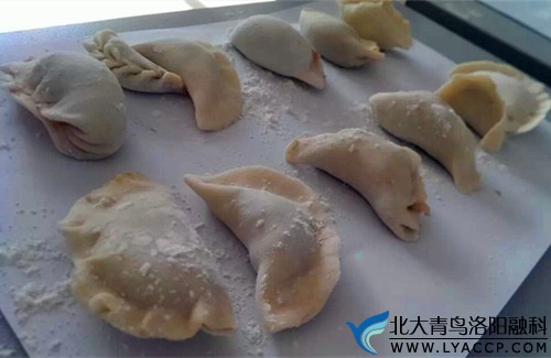 我们包的形态各异的饺子。（咳、咳、咳，外形实在是……额，你懂的。）-北大青鸟洛阳融科