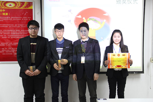李老师和S1项目结业答辩最佳团队奖获得者合影。-北大青鸟洛阳融科