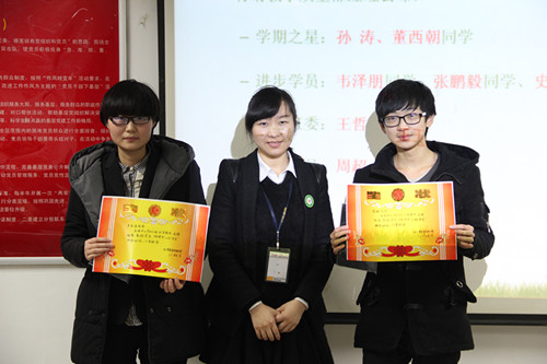 丁老师对T4061班的三好学员进行颁奖。-北大青鸟洛阳融科
